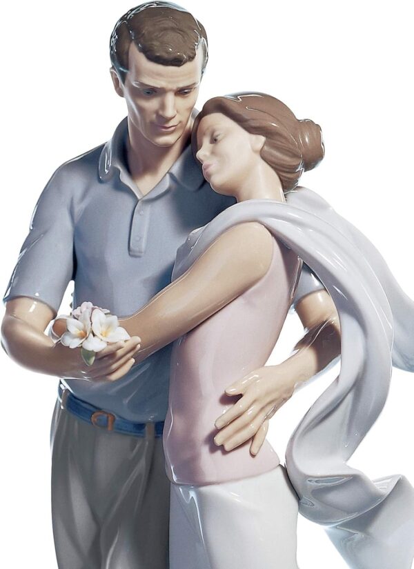 LLADRÓ Couple Figure You're Everything to Me in Glossy Porcelain in Pastel Colors. Decorative Figure of Lovers.